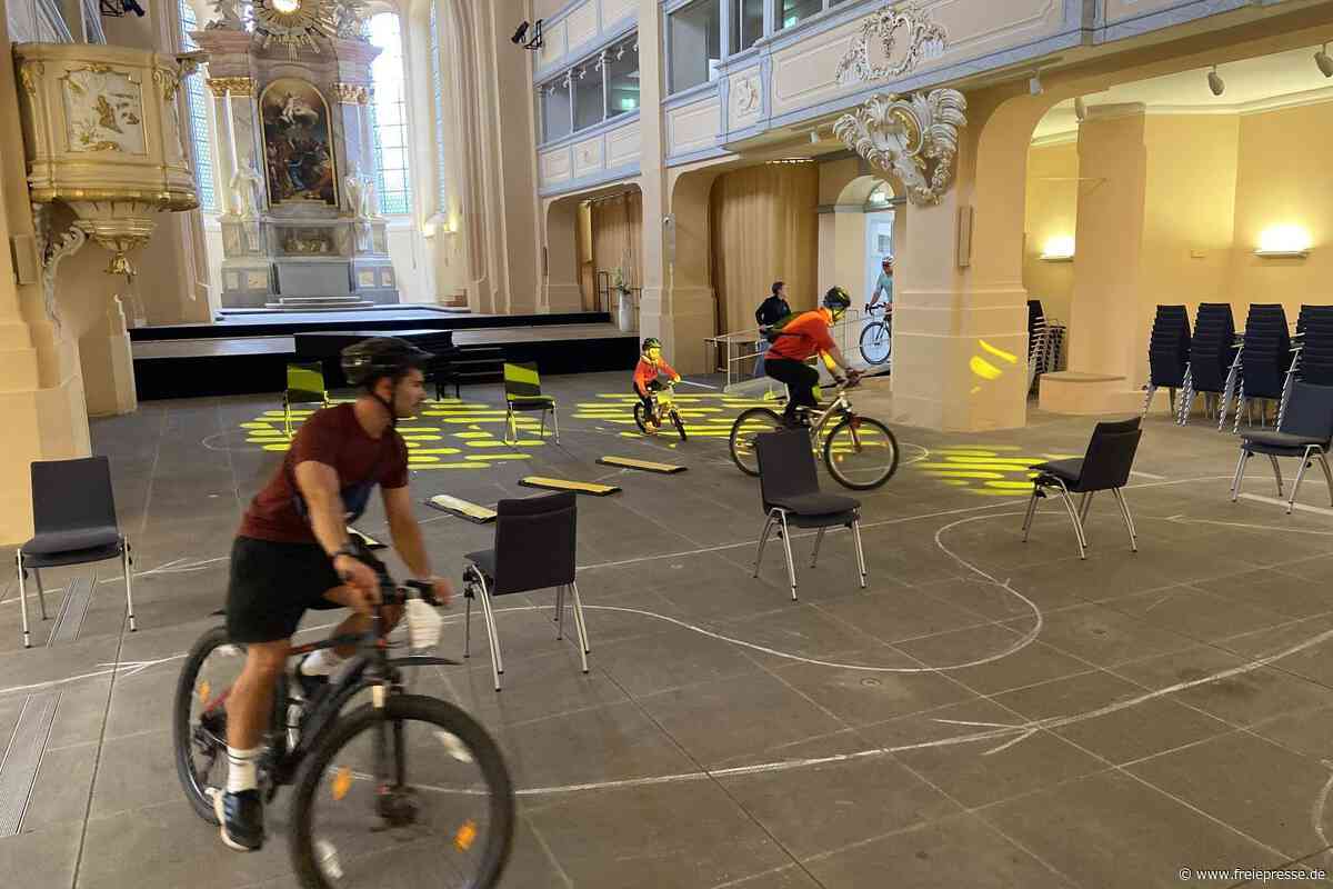 Mit dem Rad durch die Kirche: Über 200 Teilnehmer bei 13. Fahrradzickzack in Freiberg