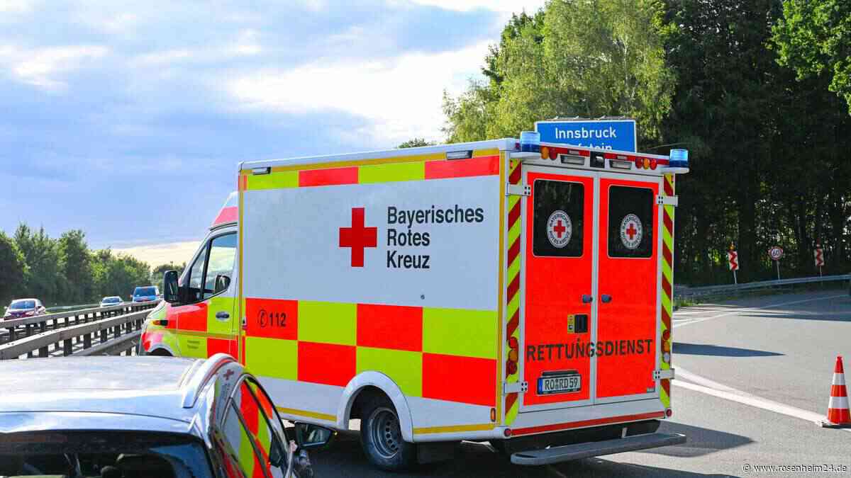 Auffahrunfall auf der A8 am Inntaldreieck – Motorradfahrer (26) schwer verletzt