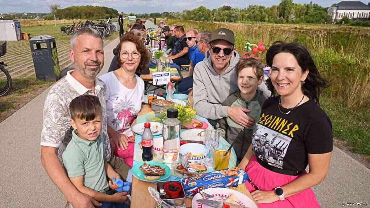 Lange Tafel im Auenpark: Picknick unter freiem Himmel