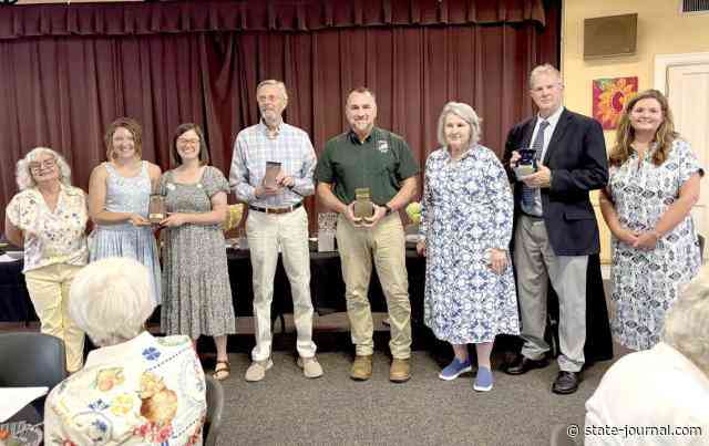 Frankfort Garden Club presents community awards