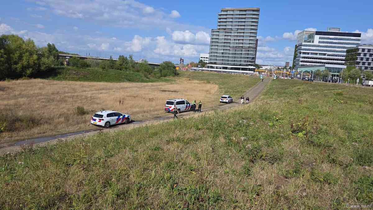 Overleden vrouw aangetroffen langs Maas bij Venlo, politie vermoedt misdrijf