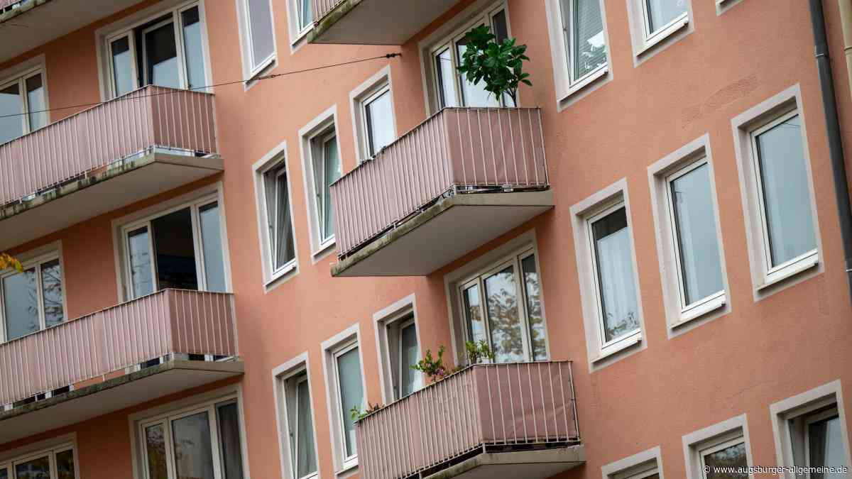 Mann schneidet Plane an Balkon des Nachbarn in Illertissen durch