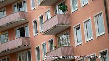 Mann schneidet Plane an Balkon des Nachbarn in Illertissen durch