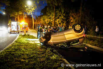 Auto over de kop, hulpdiensten ingezet