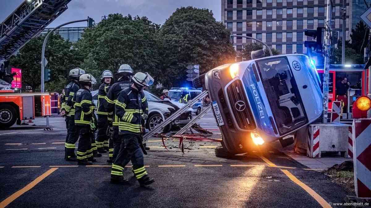 Auto rammt Gefangenentransporter und wirft ihn auf die Seite