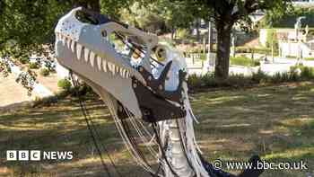 Life-size dinosaur sculptures displayed at palace