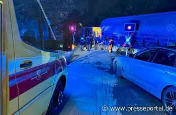 FW Ratingen: Verkehrsunfall auf dem Bahnübergang Auermühle: PKW von Bahn erfasst