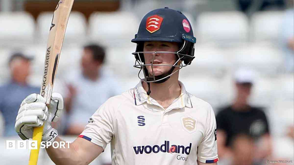 Essex pair prevent Somerset innings win
