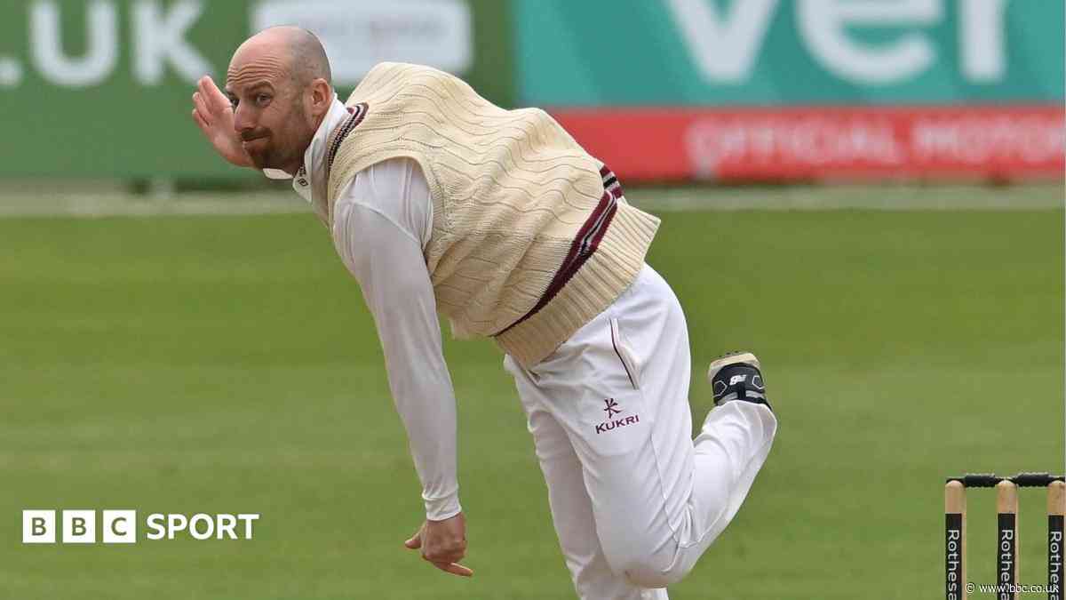 Essex rally against Somerset after following on