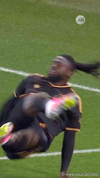 Berghuis’ famous knee slide vs. Tolu! 😂