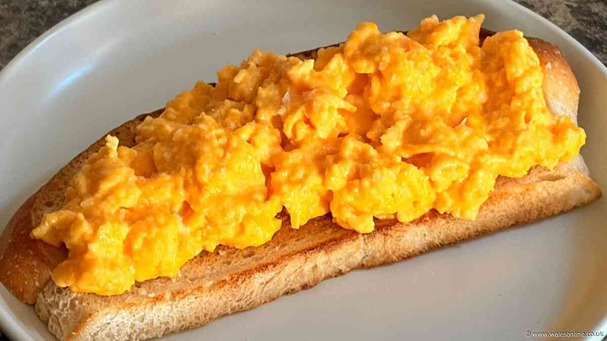 Scrambled eggs will be tastier and creamier if cooked in the pan with 1 simple ingredient