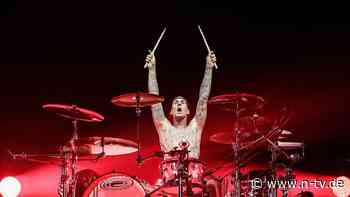 Schlagzeuger bei Blink-182: Warum Travis Barker den Rat seiner Mutter auf dem Sterbebett befolgte