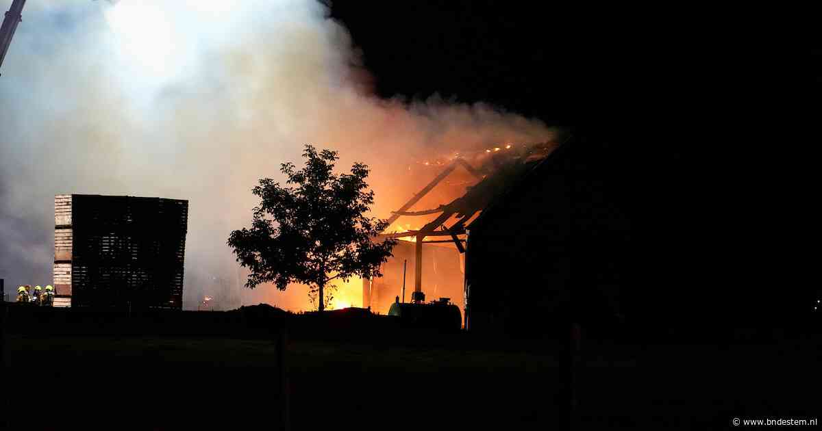 Eén gewonde bij brand die loods in Helwijk volledig verwoest