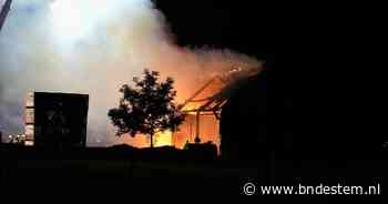 Loods in Helwijk volledig verwoest door brand: één gewonde