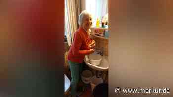 Kein Tropfen wird verschwendet: 76-Jährige duscht im Eimer und verwendet das Wasser dann weiter