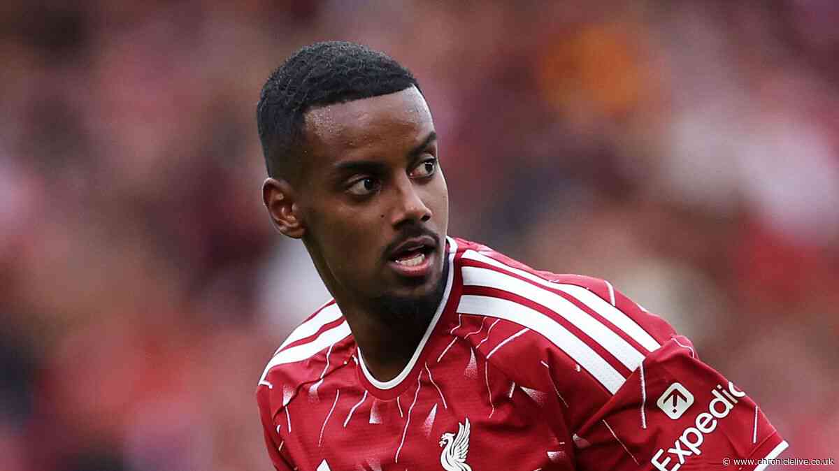 Alexander Isak warned about Newcastle United return as Michael Owen makes Liverpool feelings clear