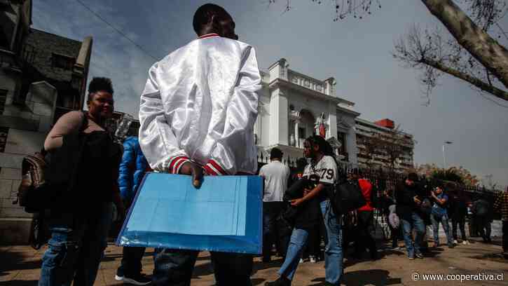 Tensión en la embajada de Haití: Denuncias por cobros irregulares, demoras y operativo policial