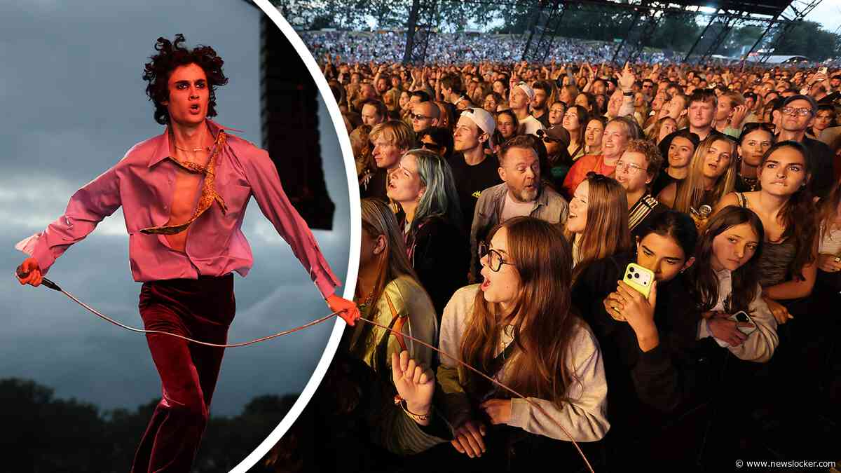 Sombr verovert Lowlands: Amerikaanse ’star’ laat publiek smelten en doet er dan nóg een schepje bovenop