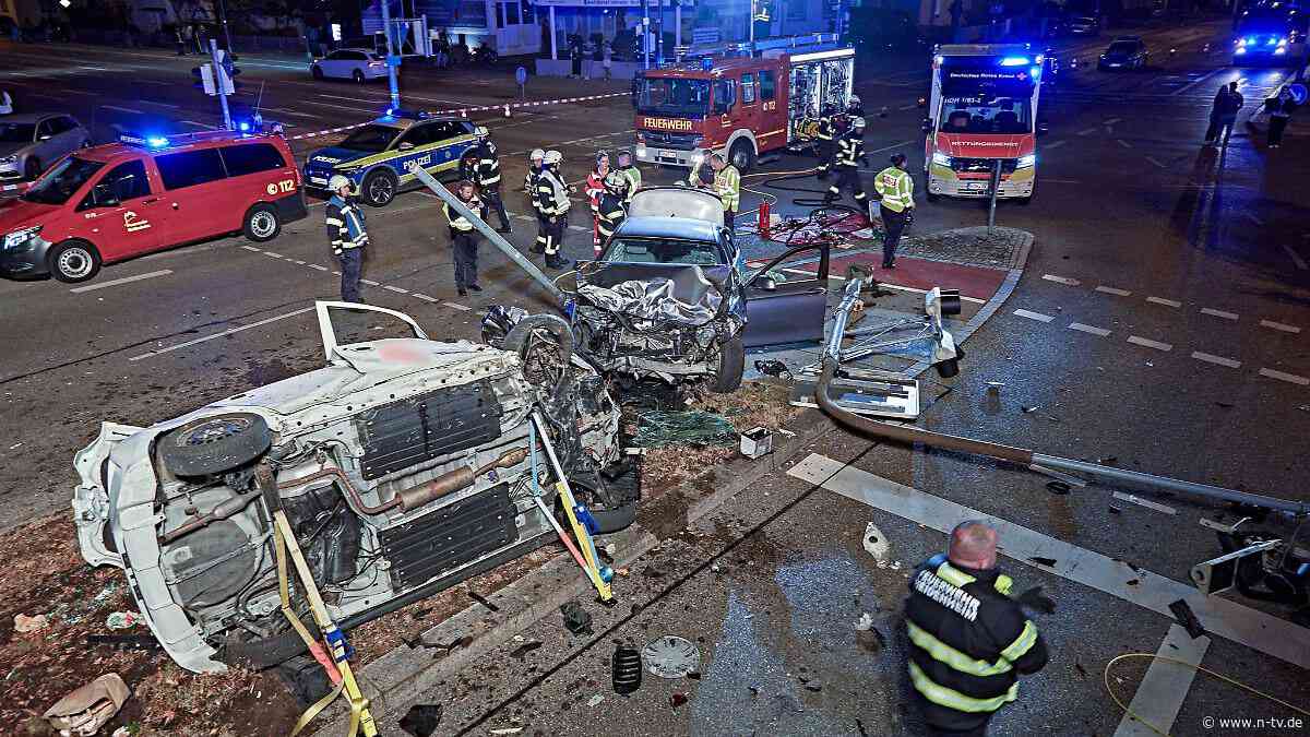 Trümmerfeld nach schwerem Unfall: Autos krachen in Heidenheim frontal ineinander - mehrere Verletzte