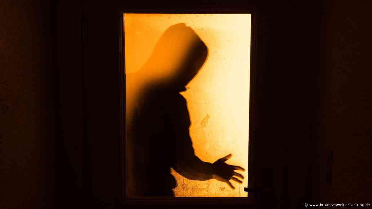 Lebenstedt: Zwei Unbekannte brechen in Wohnung ein und verletzen 55-Jährigen