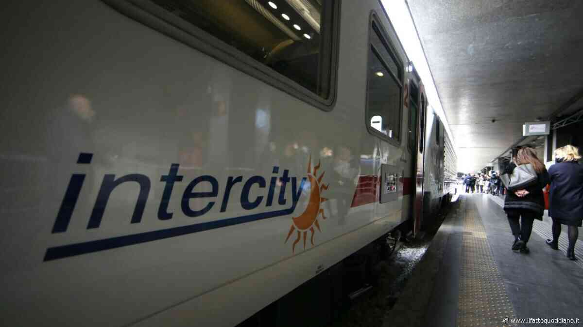 Travolta da un Intercity a 17 anni mentre attraversa i binari. “Parlava al cellulare”