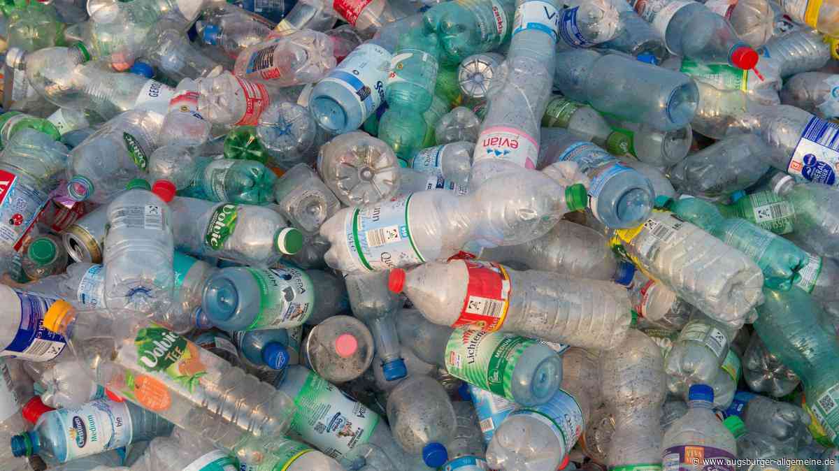 Jugendliche werfen mit Plastikflaschen auf Passanten