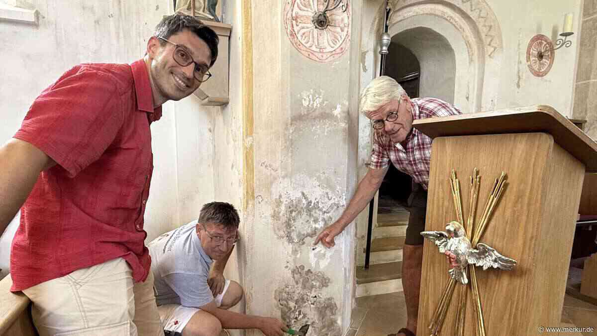 Feuchte Mauern und bröselnder Putz: Gemeinde renoviert Kirche fast komplett selbst