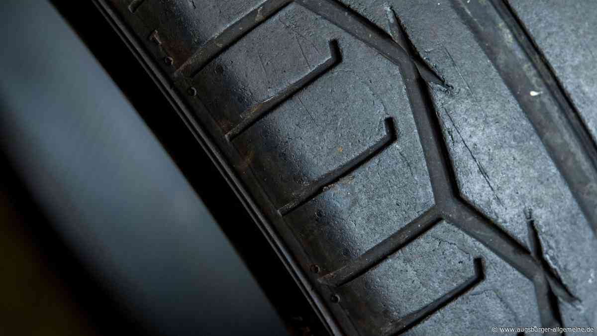 Autofahrer verliert auf der B17 ein Rad während der Fahrt