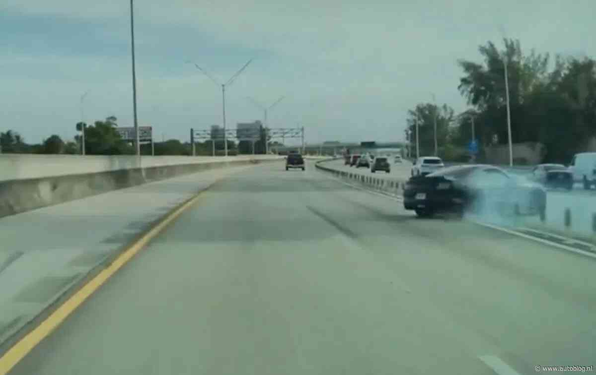 Zelfrijdende Tesla ontwijkt crashende Mustang