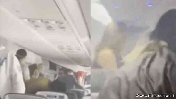 “C’è un incendio in cabina nella parte posteriore dell’aereo”: paura sul volo American Airlines, computer portatile prende fuoco all’improvviso e scatta l’atterraggio d’emergenza