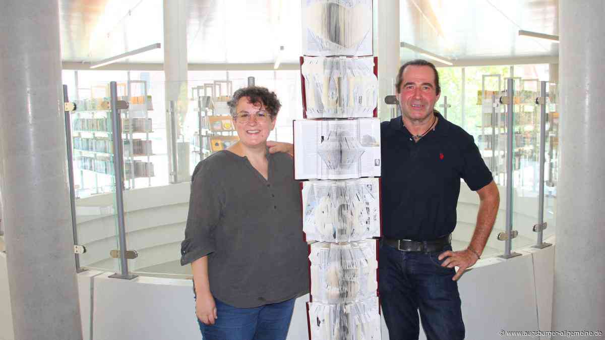 Ein besonderes Kunstwerk im Bücherturm: Ein Wort auf 700 Seiten