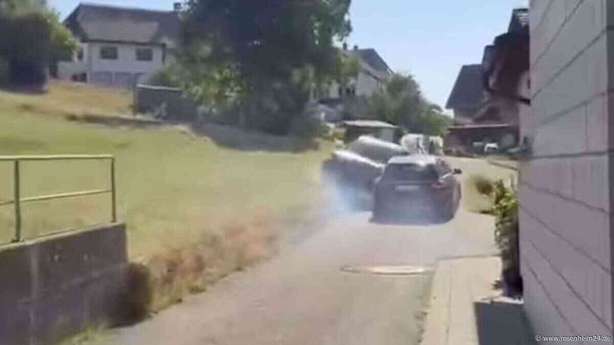 Nachbarschaftsstreit eskaliert völlig – Frau rammt Auto 30 Meter über die Straße