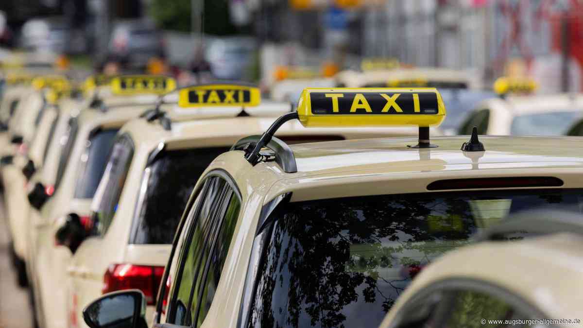 Lenkung reagiert nicht: Taxi fährt Abhang hinunter und überschlägt sich