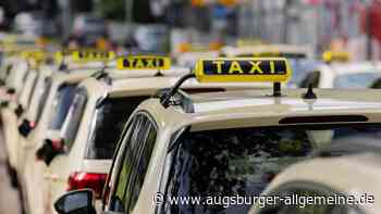 Lenkung reagiert nicht: Taxi fährt Abhang hinunter und überschlägt sich