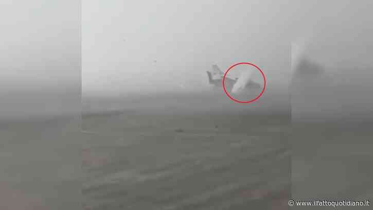 Le raffiche di vento ribaltano l’aereo nello scalo di Forlì: il video impressionante durante il nubifragio