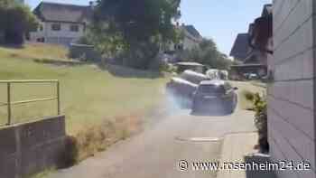 Nachbarschaftsstreit eskaliert völlig – Frau rammt Auto 30 Meter über die Straße