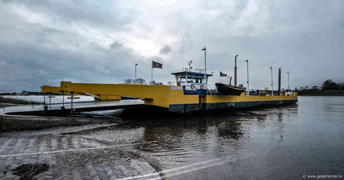 Door droogte stopte veerpont voor het eerst ooit met varen, nu kan Jos weer los: ‘Het water is gekomen’