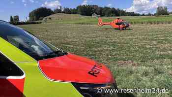Junge Bikerin (18) prallt mit Motorrad gegen Baum – Hubschrauber im Einsatz