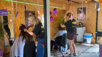 Festivalgangers knippen haar voor kankeronderzoek: 'Het groeit toch weer terug'