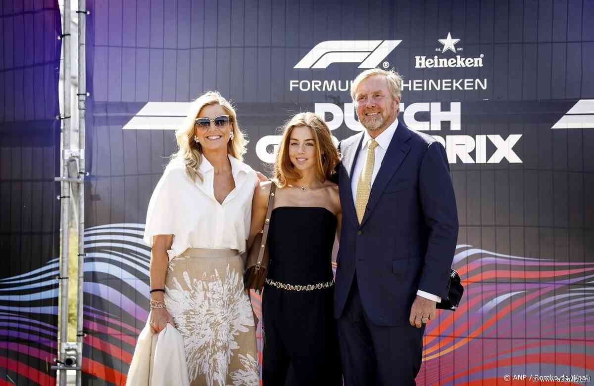 Koning is op circuit Zandvoort waar hij prijs uitreikt