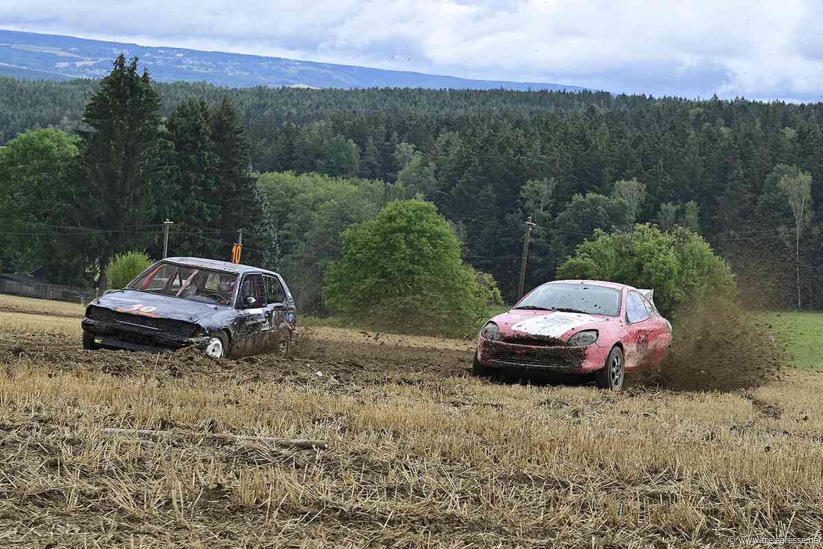 Ausrangiert, zerbeult, aber mit viel PS: So verrückt war das vogtländische „Formel 1-Rennen"