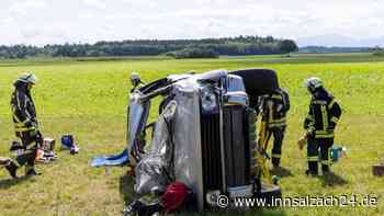 Auto kracht bei Obing in Leitplanke und überschlägt sich mehrfach – Fahrer schwer verletzt