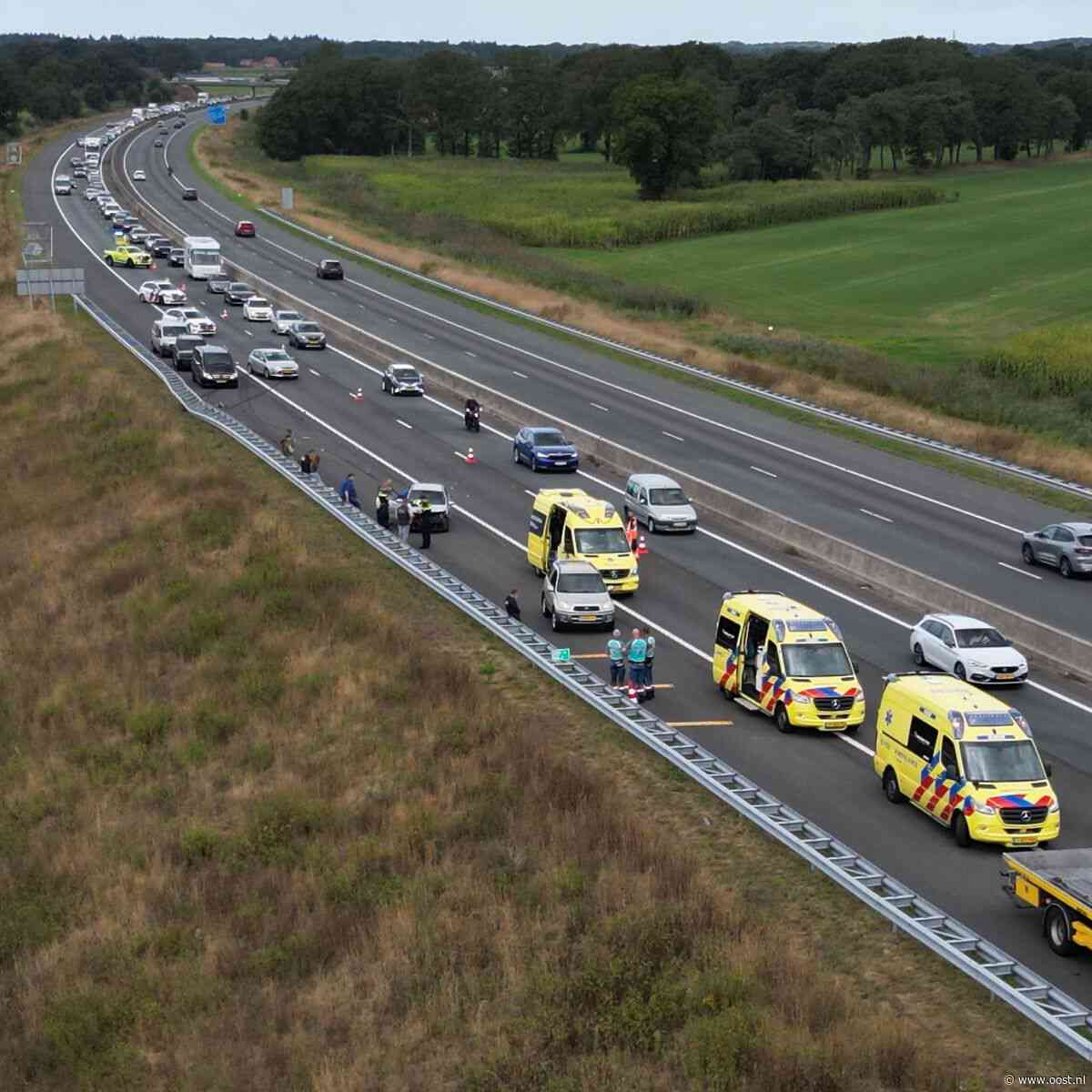 Ongeluk met meerdere voertuigen op A35, weg deels dicht