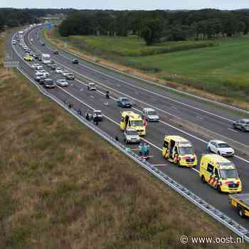 Ongeluk met meerdere voertuigen op A35, weg deels dicht