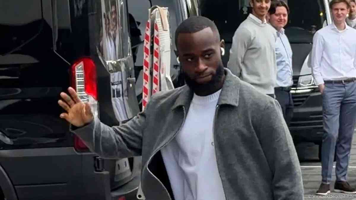 Spelersbus PSV komt met Geertruida en Kostic aan voor duel met FC Groningen