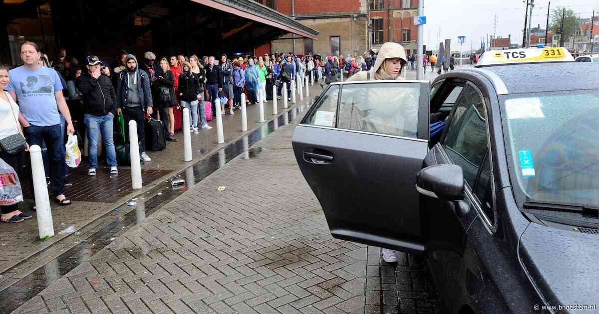 Taxichauffeur weigert rit, volgende rekent woekerprijs: kabinet onderzoekt sluwe ‘handremmethode’