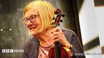 Tributes paid to 'giant' of Irish traditional music scene