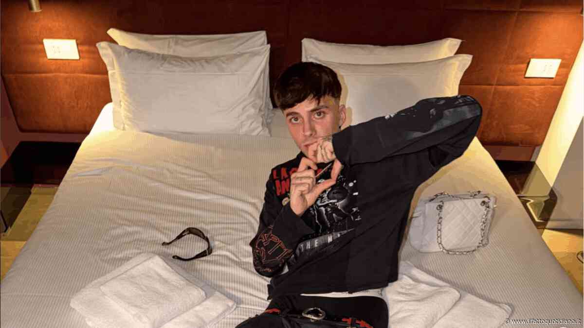 Droga e una pistola clandestina in casa: arrestato a Milano il rapper Tony Boy. La perquisizione in diretta su Instagram: “Non ho capito perché siete in casa mia”