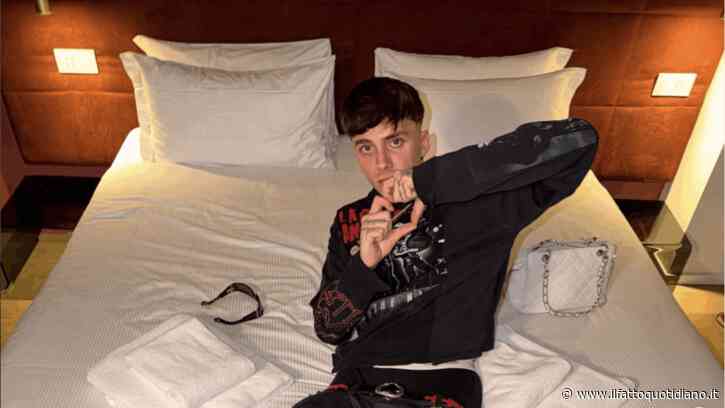 Droga e una pistola clandestina in casa: arrestato a Milano il rapper Tony Boy. La perquisizione in diretta su Instagram: “Non ho capito perché siete in casa mia”