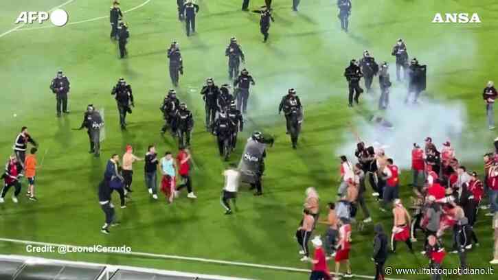 La partita di calcio finisce in rissa, polizia in tenuta antisommossa disperde i tifosi violenti: il video degli scontri in Colombia